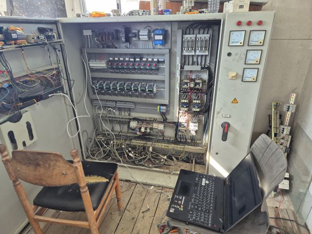 Управувачки пулт и лаптоп при програмирање на PLC на бетонска база во Штип – ELKO AUTOMATION