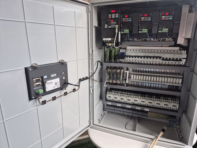 Електро ормар со PLC модули, релеи и HMI панел на вратата – ELKO AUTOMATION