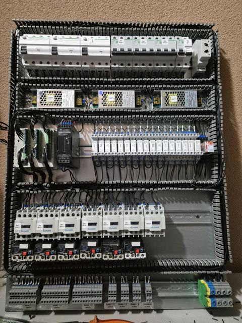 Отворен електро ормар со PLC и заштити за самоуслужна перална во Битола – ELKO AUTOMATION