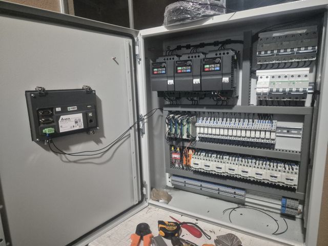 Електро ормар со контролер и дисплеј за самоуслужна перална во Радовиш – ELKO AUTOMATION